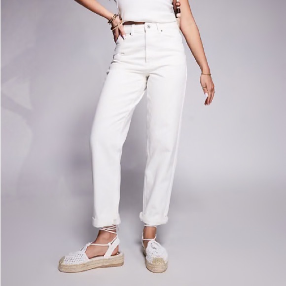 ASOS DESIGN Denim - ASOS DESIGN High Waisted Mom Jeans Ecru White Tapered Leg 32/34